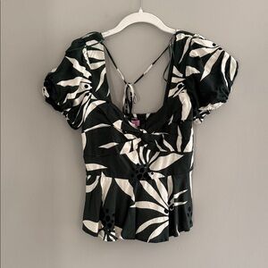 Francesca's Collections Black and White Leaf Print Blouse